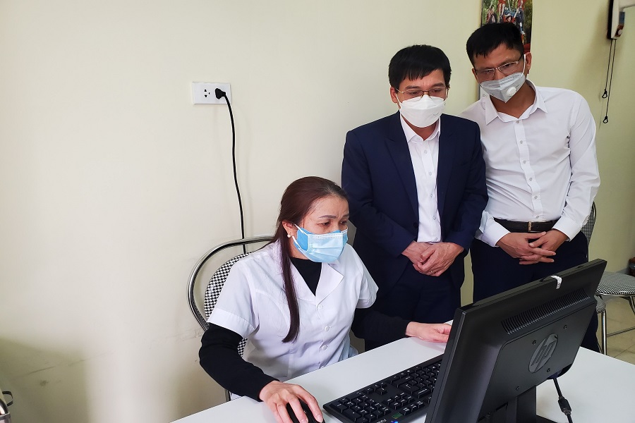 PC Sơn La: Trao 03 bộ máy tính hỗ trợ công tác phòng chống dịch